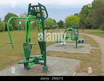 Attrezzatura per esercizi per adulti e adolescenti Wicksteed, installata presso Euclid Park, Grappenhall, Warrington, Cheshire , Inghilterra, REGNO UNITO, WA4 2PT Foto Stock