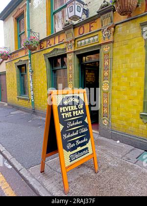 A-Board fuori dalla porta d'ingresso del famoso pub Peveril of the Peak con piastrelle verdi Wilsons, 127 Great Bridgewater St, Manchester, Inghilterra, Regno Unito, M1 5JQ Foto Stock