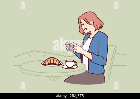 Una blogger scatta foto della colazione seduta in un bar e pubblica foto del cibo sui social network. Ragazza blogger adolescente in un ristorante di strada che fa foto di croissant e tazza di caffè Illustrazione Vettoriale