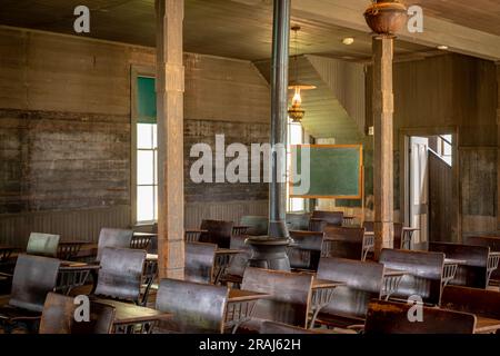 Dallas, Texas, Stati Uniti. 2 giugno 2023. Old City Park: Vivi la storia con case pioniere e vittoriane del XIX secolo ed edifici commerciali. Dentro la casa scolastica. Foto Stock