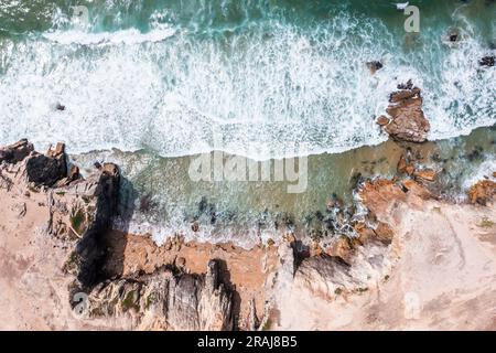 Paesaggio marino, costa rocciosa dell'oceano, costa della Francia vicino a Quiberon. Foto Stock