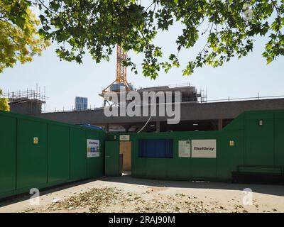 LONDRA, Regno Unito - 8 GIUGNO 2023: L'ex iconica architettura brutalista IBM è stata progettata da Sir Denys Lasdun Foto Stock