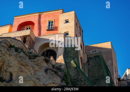Vista su Rione Terra, Pozzuoli, Napoli, Italia. Un bel posto affacciato sul mare, oggi disabitato ma in fase di ricostruzione Foto Stock