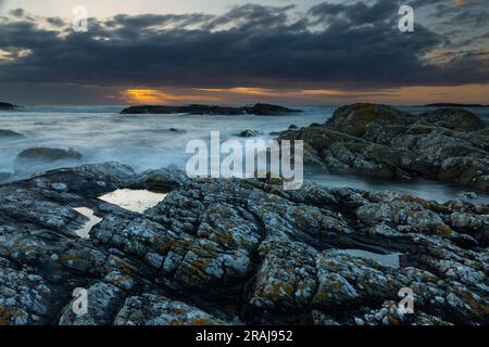 Vista panoramica del tramonto sulla costa rocciosa, Coll, Scozia, Regno Unito, maggio Foto Stock