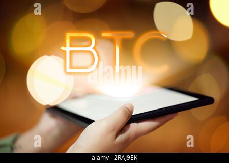 Donna, mani e tablet di notte per il trading di bitcoin, la finanza o gli investimenti in città all'aperto. Mano di una persona, di un commerciante o di un libero professionista che lavora Foto Stock