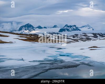 Splendido paesaggio a Sognefjell all'inizio dell'estate in Norvegia Foto Stock