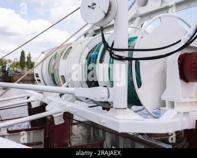 primo piano delle bobine bianche per i cavi su uno yacht. Foto di alta qualità Foto Stock