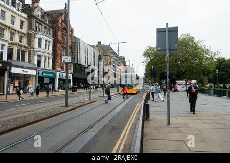 Coach Coming Down Prices St, Edimburgo, Scozia, Regno Unito. Foto Stock