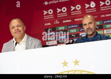 Eindhoven, Paesi Bassi. 4 luglio 2023. Il nuovo capo-allenatore Peter Bosz (R) e direttore degli affari calcistici Earnest Stewart durante una presentazione allo stadio Phillips il 4 luglio 2023 ad Eindhoven, nei Paesi Bassi. ANP JEROEN PUTMANS/Alamy Live News Foto Stock