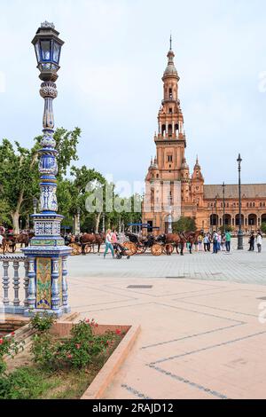 SIVIGLIA, SPAGNA - 21 MAGGIO 2017: Questi sono i dettagli architettonici della piazza di Spagna: Lanterna in ceramica e torre dell'edificio. Foto Stock