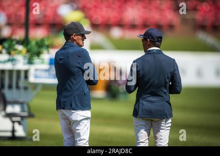 Paul o'Shea, a sinistra, e Robert Blanchette, entrambi irlandesi chiacchierarono prima della Rolex Pan American Cup a Spruce Meadows a Calgary, Canada, il 1 luglio 2023. Foto Stock