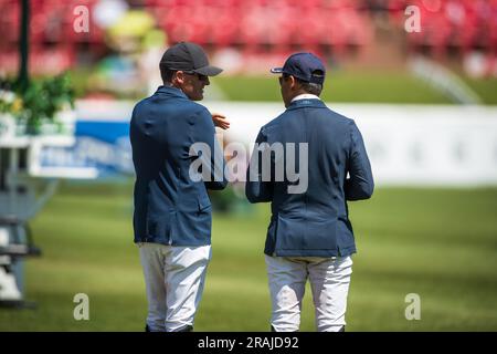 Paul o'Shea, a sinistra, e Robert Blanchette, entrambi irlandesi chiacchierarono prima della Rolex Pan American Cup a Spruce Meadows a Calgary, Canada, il 1 luglio 2023. Foto Stock