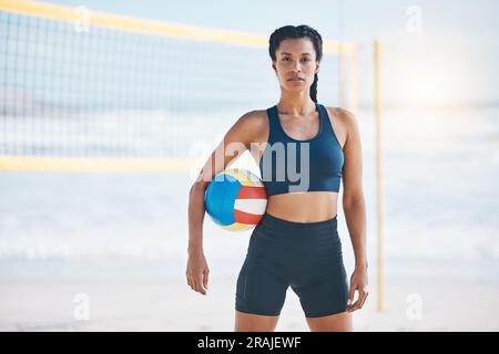 Pallavolo, fitness e ritratto di donna in spiaggia pronta per l'esercizio, l'allenamento e l'allenamento per il gioco. Sport, motivazione e atleta femminile con la palla Foto Stock