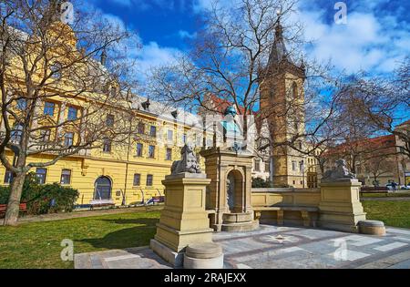 PRAGA, CECHIA - 7 MARZO 2022: Monumento Vitezslav Halek in Piazza Carlo con il tribunale municipale e il municipio di nove Mesto sullo sfondo, il 7 marzo Foto Stock