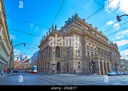 L'esterno in pietra del Teatro Nazionale con una vista sul tram moderno, percorrendo viale Narodni, Praga, Cechia Foto Stock