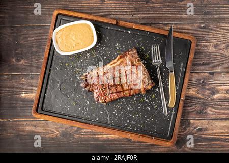 New York Strip Loin su tagliere di pietra al ristorante grill Foto Stock