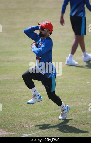 Afghanistan Star cricketer Rashid Khan durante la sessione di prove presso lo Zahur Ahmed Chowdhury Stadium (ZACS) davanti al One Day International (ODI Foto Stock