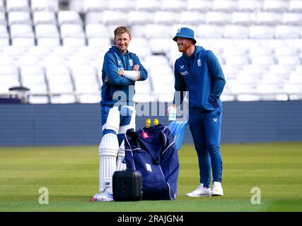 L'inglese Joe Root (a sinistra) e Ben Stokes durante una sessione di reti a Headingley, Leeds. Data foto: Martedì 4 luglio 2023. Foto Stock