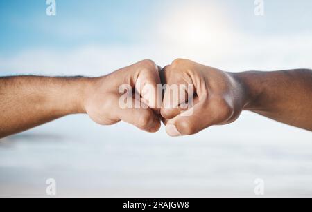 Uomo, mani e pugno per la partnership, l'unità o la collaborazione in trattative o accordi all'aperto. Mano di uomini o amici che si battono a pugni per la comunità Foto Stock