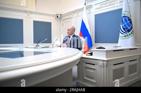 Mosca, Russia. 4 luglio 2023. Il presidente russo Vladimir Putin partecipa a una riunione in videoconferenza dei capi del Consiglio di Stato dell'Organizzazione di cooperazione di Shanghai, dal Cremlino, il 4 luglio 2023, a Mosca, in Russia. Credito: Alexander Kazakov/Cremlino Pool/Alamy Live News Foto Stock