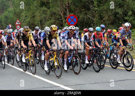 Il peloton sale il Côte de San Juan de Gaztelugatxe nella prima tappa del Tour de France 2023, guidato dal campione nazionale americano Quinn Simmons (all'estrema destra) Foto Stock