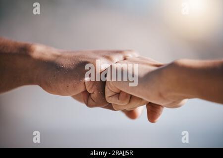 Uomo, mani e pugno per il lavoro di squadra, la partnership o l'unità in solidarietà o comunità all'aperto. Mano di amici che si scontrano a pugni per Foto Stock