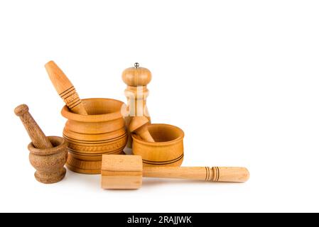 Set di mortai in legno e pestelli isolati su sfondo bianco. Spazio libero per il testo. Foto Stock