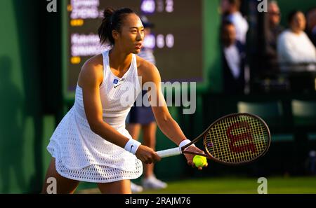 Qinwen Zheng della Cina durante i campionati di Wimbledon del 2023 il 3 luglio 2023 all'All England Lawn Tennis & Croquet Club di Wimbledon, Inghilterra Foto Stock