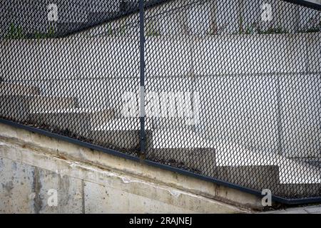 Primo piano e dettagli di ringhiera e scale in cemento di un edificio moderno Foto Stock