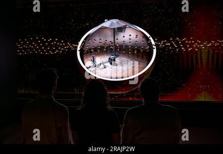 Persone che guardano la proiezione di nuove immagini coinvolgenti sui media dei visitatori sulla produzione di whisky allo Scotch Whisky Experience, Edimburgo, Scozia, Regno Unito Foto Stock