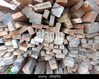 tavole di legno impilate nell'industria della lavorazione del legno. pila di legno di pino. pannello bordato pieghevole. negozio di legname. legno per costruzioni Foto Stock