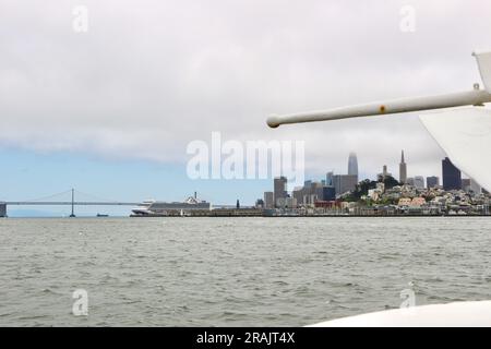 Ritorno dall'isola di Alcatraz a bordo di un battello Alcatraz Cruises con il lontano skyline di San Francisco California USA Foto Stock