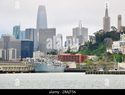 Skyline della città con la SS Jeremiah o'Brien la Coit Memorial Tower la Transbay Tower Salesforce Tower e la Transamerica Pyramid San Francisco California USA Foto Stock