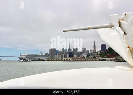 Ritorno dall'isola di Alcatraz a bordo di un battello Alcatraz Cruises con il lontano skyline di San Francisco California USA Foto Stock