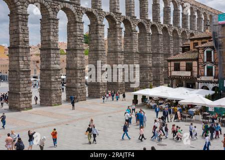 Turismo cittadino in Spagna, vista estiva della Plaza del Azoguelo e del magnifico acquedotto romano del i secolo d.C. nel centro di Segovia, Spagna Foto Stock