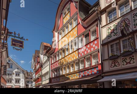 Tipiche case degli Appenzelli con facciate colorate nella strada principale di Appenzell, Canton Appenzell Innerrhoden, Svizzera Foto Stock