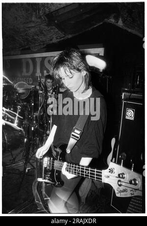 ELASTICA, GIOVANE, EARLY GIG, 1994: Annie Holland bassista degli elastica che suonava un concerto caotico molto precoce ai leggendari TJs di Newport, Galles, Regno Unito, il 23 febbraio 1994. Foto: Rob Watkins. INFO: Elastica, un gruppo alternative rock britannico formatosi nel 1992, ha guadagnato consensi con il loro omonimo album di debutto. Successi come "Connection" hanno mostrato le loro influenze post-punk e New Wave. Guidato da Justine Frischmann, il contributo di elastica all'era Britpop fu significativo. Foto Stock