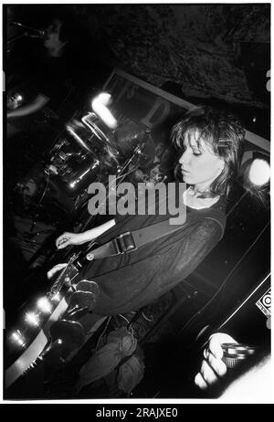 ELASTICA, GIOVANE, EARLY GIG, 1994: Annie Holland bassista degli elastica che suonava un concerto caotico molto precoce ai leggendari TJs di Newport, Galles, Regno Unito, il 23 febbraio 1994. Foto: Rob Watkins. INFO: Elastica, un gruppo alternative rock britannico formatosi nel 1992, ha guadagnato consensi con il loro omonimo album di debutto. Successi come "Connection" hanno mostrato le loro influenze post-punk e New Wave. Guidato da Justine Frischmann, il contributo di elastica all'era Britpop fu significativo. Foto Stock