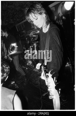 ELASTICA, GIOVANE, EARLY GIG, 1994: Annie Holland bassista degli elastica che suonava un concerto caotico molto precoce ai leggendari TJs di Newport, Galles, Regno Unito, il 23 febbraio 1994. Foto: Rob Watkins. INFO: Elastica, un gruppo alternative rock britannico formatosi nel 1992, ha guadagnato consensi con il loro omonimo album di debutto. Successi come "Connection" hanno mostrato le loro influenze post-punk e New Wave. Guidato da Justine Frischmann, il contributo di elastica all'era Britpop fu significativo. Foto Stock