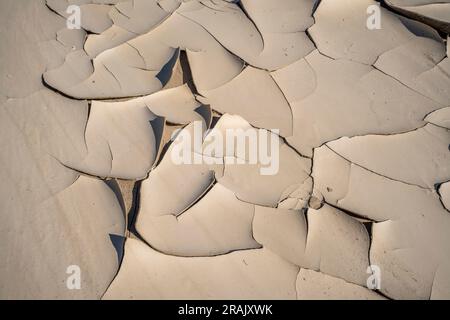 Siccità Africa in un fiume. Drammatica terra di fango incrinata in un letto asciutto del fiume in Africa. Swakop River, Namibia, Africa Foto Stock