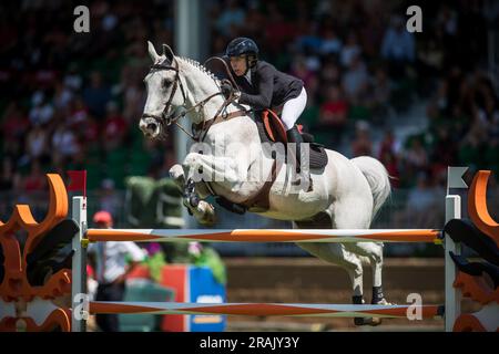 Hannah Selleck degli Stati Uniti gareggia nel Rolex Pan American Grand Prix a Spruce Meadows a Calgary, Canada, il 1° luglio 2023. Foto Stock