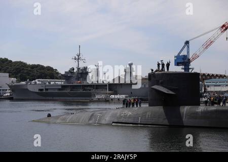 Yokosuka, Giappone. 25 giugno 2022. Negli Stati Uniti Il sottomarino missilistico guidato classe Ohio della marina USS Michigan è fissato al molo all'arrivo alle attività della flotta Yokosuka, il 2 luglio 2023 a Yokosuka, Prefettura di Kanagawa, Giappone. Credito: MC2 Travis Baley/U.S. Marines/Alamy Live News Foto Stock