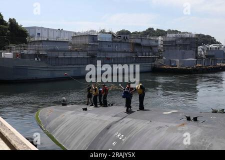 Yokosuka, Giappone. 2 luglio 2023. STATI UNITI I marinai della Marina assegnati al sottomarino missilistico guidato classe Ohio a potenza nucleare USS Michigan lanciano una linea di messaggeri al molo all'arrivo a Fleet Activities Yokosuka, il 2 luglio 2023 a Yokosuka, Prefettura di Kanagawa, Giappone. Credito: MC2 Travis Baley/U.S. Marines/Alamy Live News Foto Stock