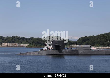 Yokosuka, Giappone. 2 luglio 2023. Negli Stati Uniti Il sottomarino missilistico guidato classe Ohio della marina USS Michigan viene spostato in rimorchiatore al molo all'arrivo a Fleet Activities Yokosuka, 2 luglio 2023 a Yokosuka, Prefettura di Kanagawa, Giappone. Credito: MC2 Travis Baley/U.S. Marines/Alamy Live News Foto Stock