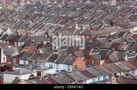 Vista aerea di file di case e tetti, a Portsmouth, Hampshire, Regno Unito Foto Stock