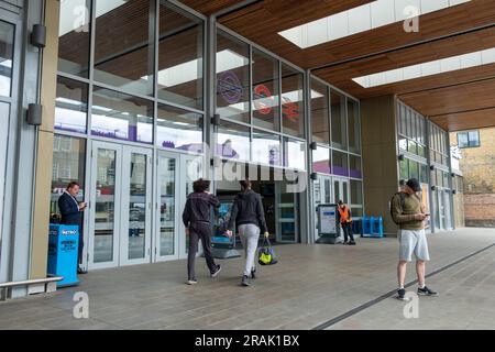 Londra - giugno 2023: Stazione di Ealing Broadway. Stazione ferroviaria nella parte ovest di Londra che collega la Great Western Mainline e London Under Foto Stock