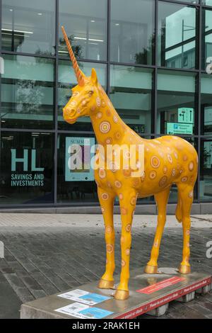 Bristol, Regno Unito. 4 luglio 2023. L'ultimo percorso artistico di Bristol presenta gli Unicorni. Creature mitiche decorate da artisti locali per celebrare i festeggiamenti del 650° anniversario della città sono apparse in giro per la città. Formeranno un percorso turistico amichevole durante l'estate fino a quando non saranno messi all'asta per la cura della leucemia a settembre. Sono api da miele di Jasmin coe sponsorizzate da Hargreaves Lansdown. Crediti: JMF News/Alamy Live News Foto Stock