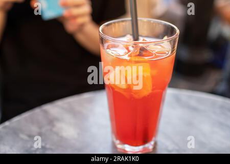 Drink estivo sul tavolo. Foto di alta qualità Foto Stock