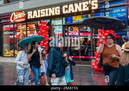 Orde di amanti delle dita di pollo affluiscono alla grande apertura del Global Flagship Store di Raising cane a Times Square a New York martedì 27 giugno 2023. La catena di fast food con sede in Louisiana serve solo piatti a base di pollo con contorni e prevede di aprire 25 sedi a New York City entro i prossimi tre anni. La catena ha oltre 740 ristoranti in 36 stati, il Medio Oriente e il territorio di Guam. (© Richard B. Levine) Foto Stock