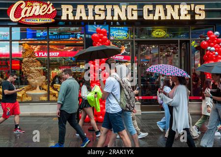 Orde di amanti delle dita di pollo affluiscono alla grande apertura del Raising CaneÕs Global Flagship Store a Times Square a New York martedì 27 giugno 2023. La catena di fast food con sede in Louisiana serve solo piatti a base di pollo con contorni e prevede di aprire 25 sedi a New York City entro i prossimi tre anni. La catena ha oltre 740 ristoranti in 36 stati, il Medio Oriente e il territorio di Guam. (© Richard B. Levine) Foto Stock